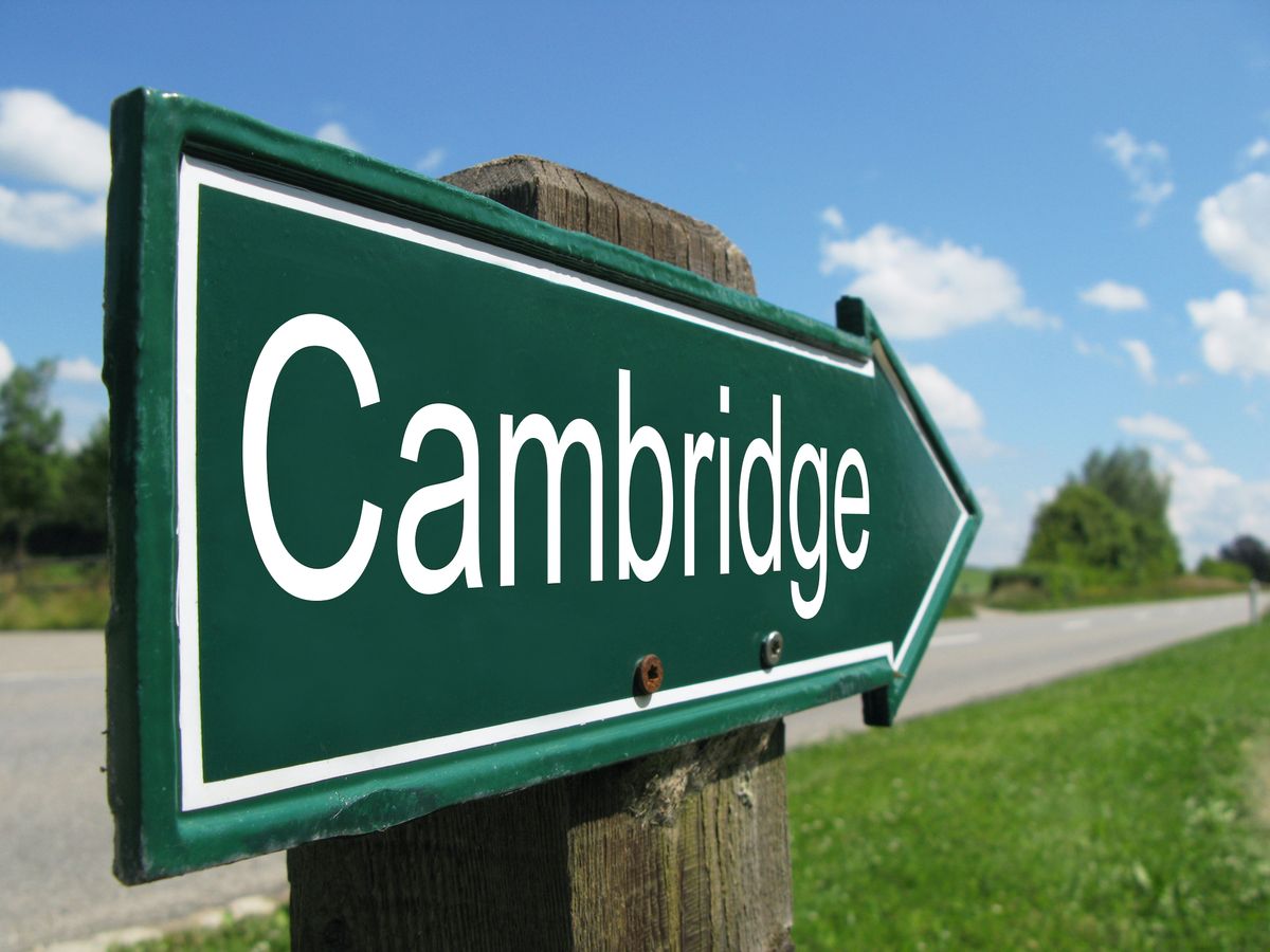 Wegweiser, der nach Cambridge zeigt